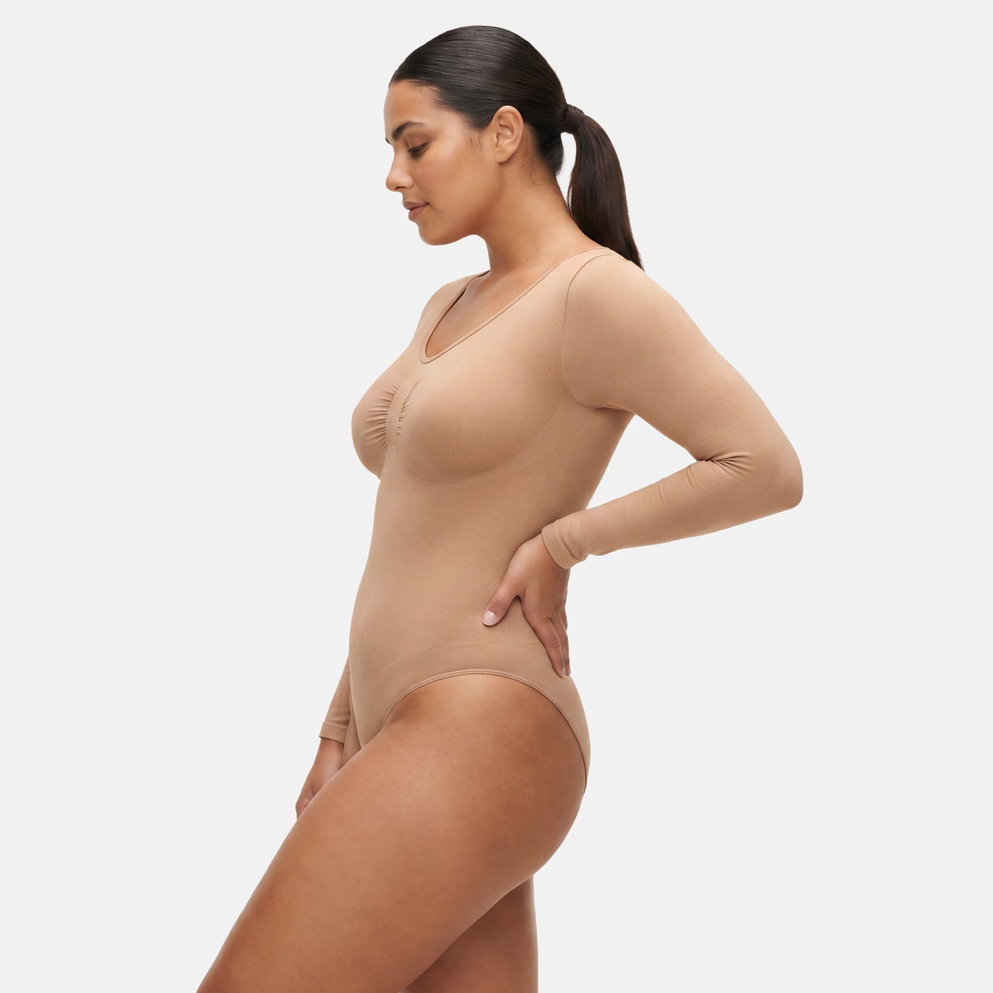 Estrell Nova Longsleeve Body in Mink Beige – nahtloser Damen Body mit figurformendem Fit Seitenansicht
