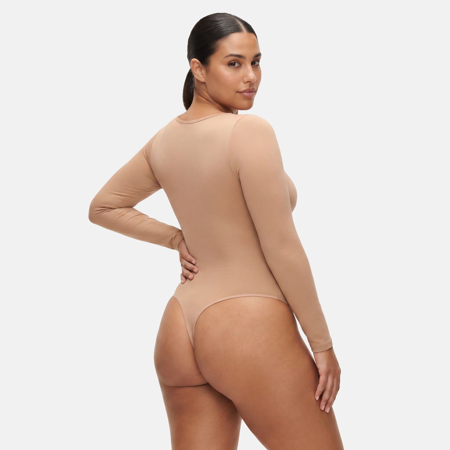 Rückansicht des Estrell Nova Longsleeve Shapewear Bodys in Onyx Black – seamless Damen Body mit Thong Fit